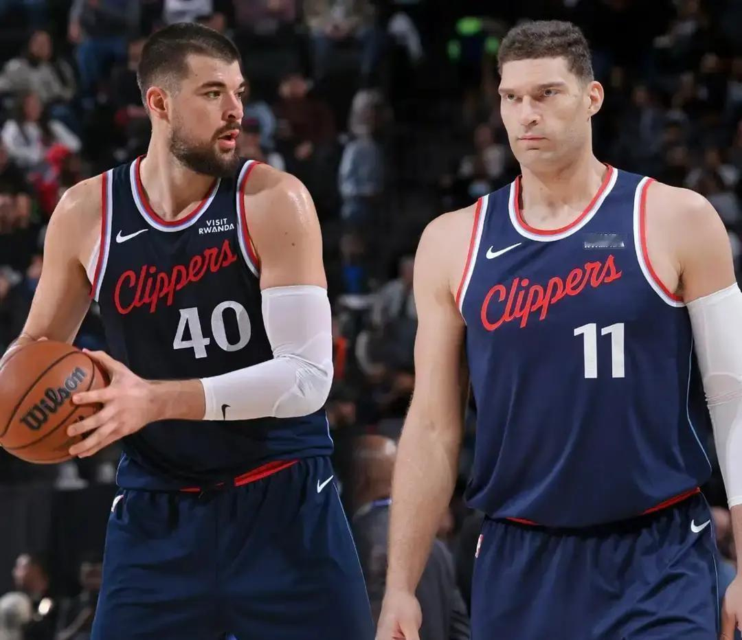 纪录就在指尖，他却把球传了出去。哈登今晚只拿28分，差火箭队就能对30支球队都