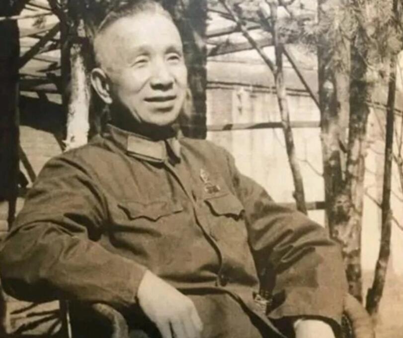 1984年粟裕将军病逝，四位老战友前来病榻前探望，合影定格珍贵历史瞬间1958