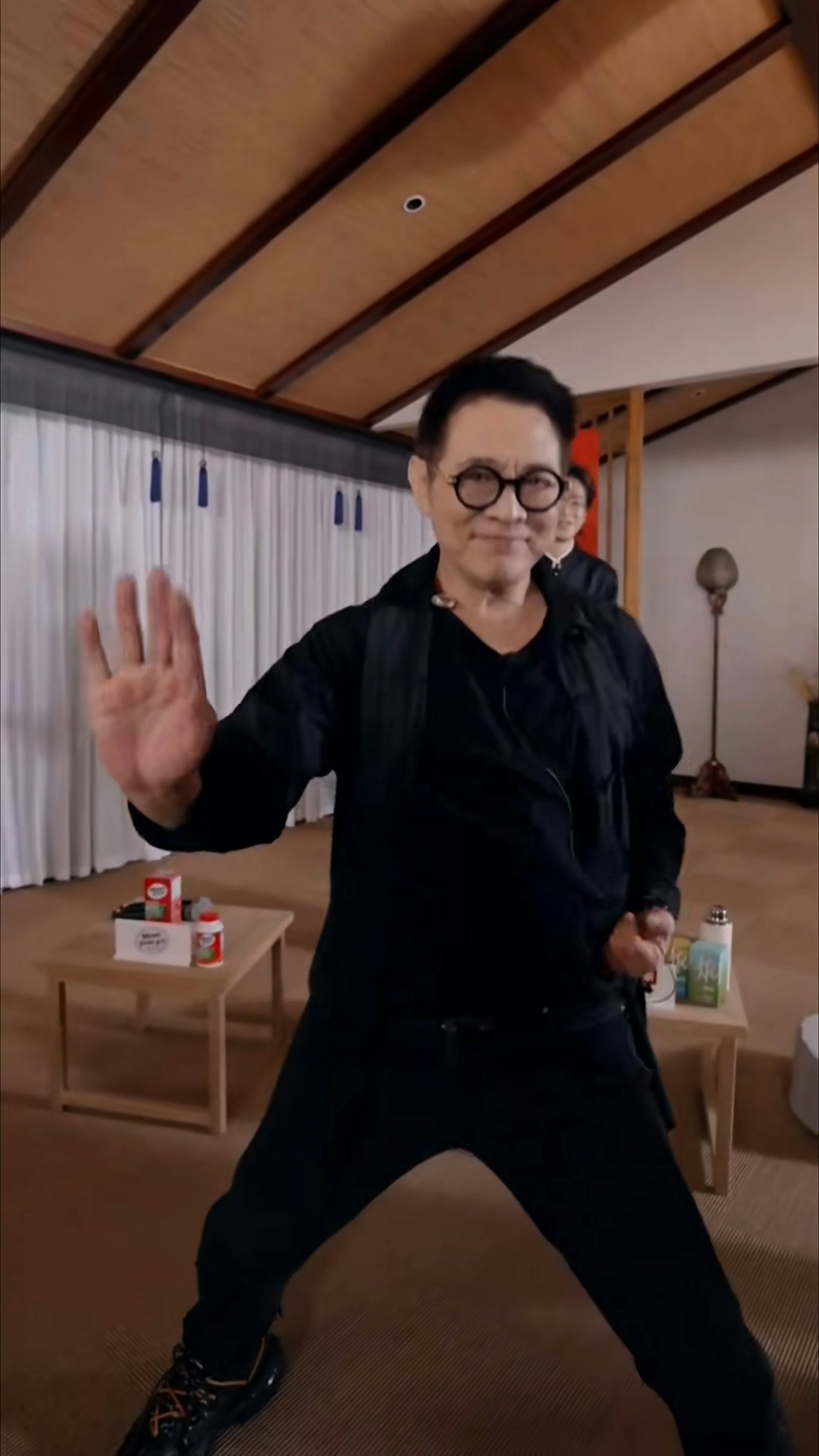 社交媒体措辞太夸张，李连杰基本上还是从前的样子。他今年62岁，面相正常。¹不了