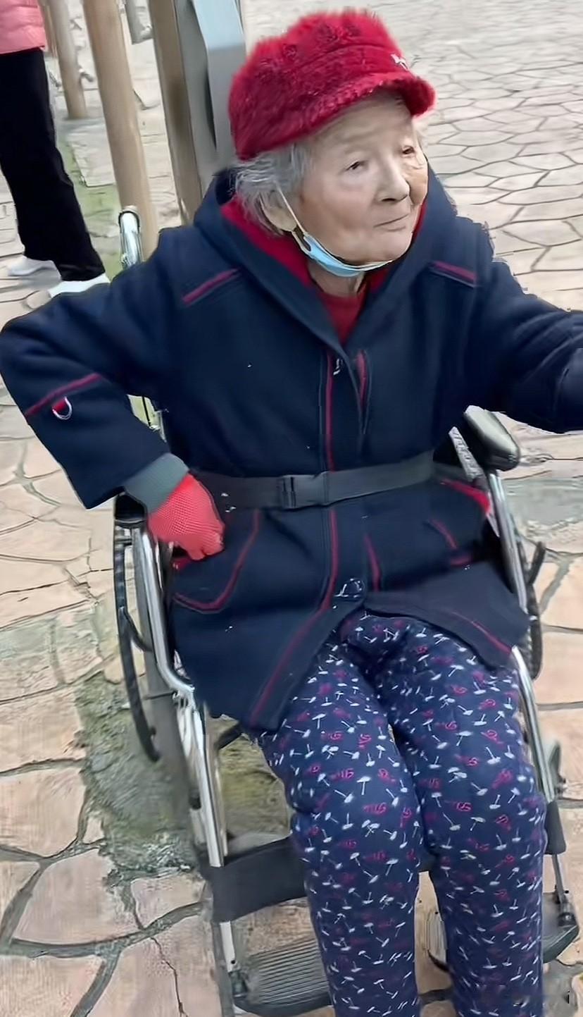 山西长治,坐轮椅老太被固定在柱子上,嘴里还在吃练功钞,保姆就在附近打牌,对老太不