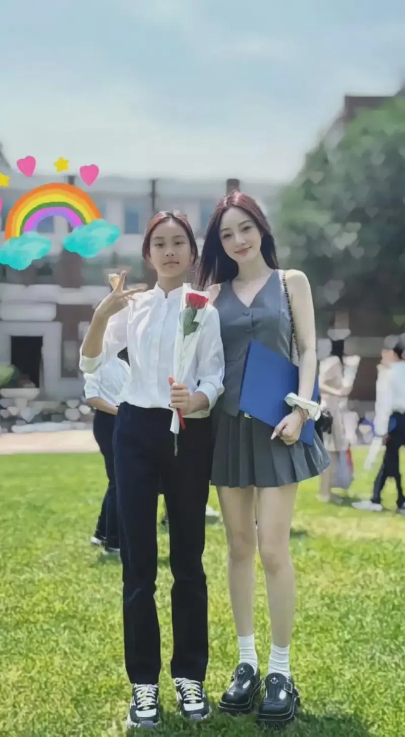 你敢相信这是母女？李小璐好美啊