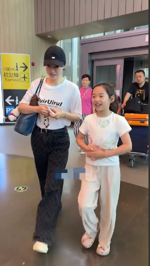 不得不说，董璇是会养娃的9岁的小酒窝和妈妈一起出现在机场，路人问她:你干啥去了