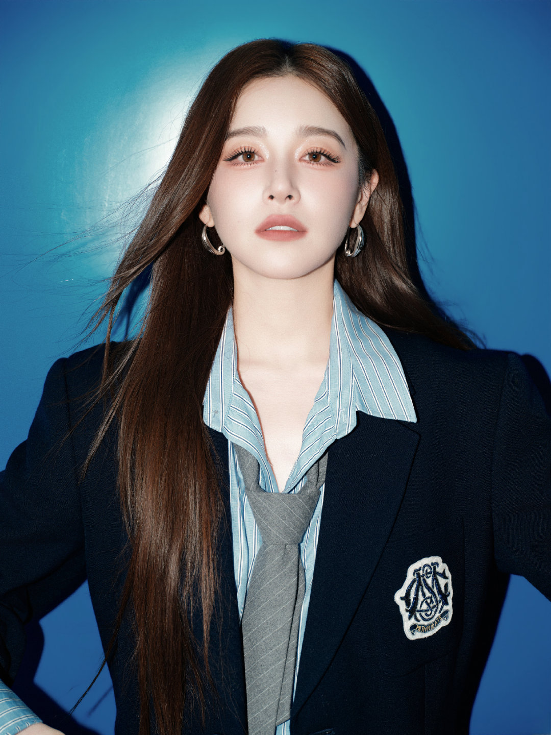 阚清子学姐你太美好了阚清子美式学院证件照简约制服穿出层次感，灰色领带、藏青西装
