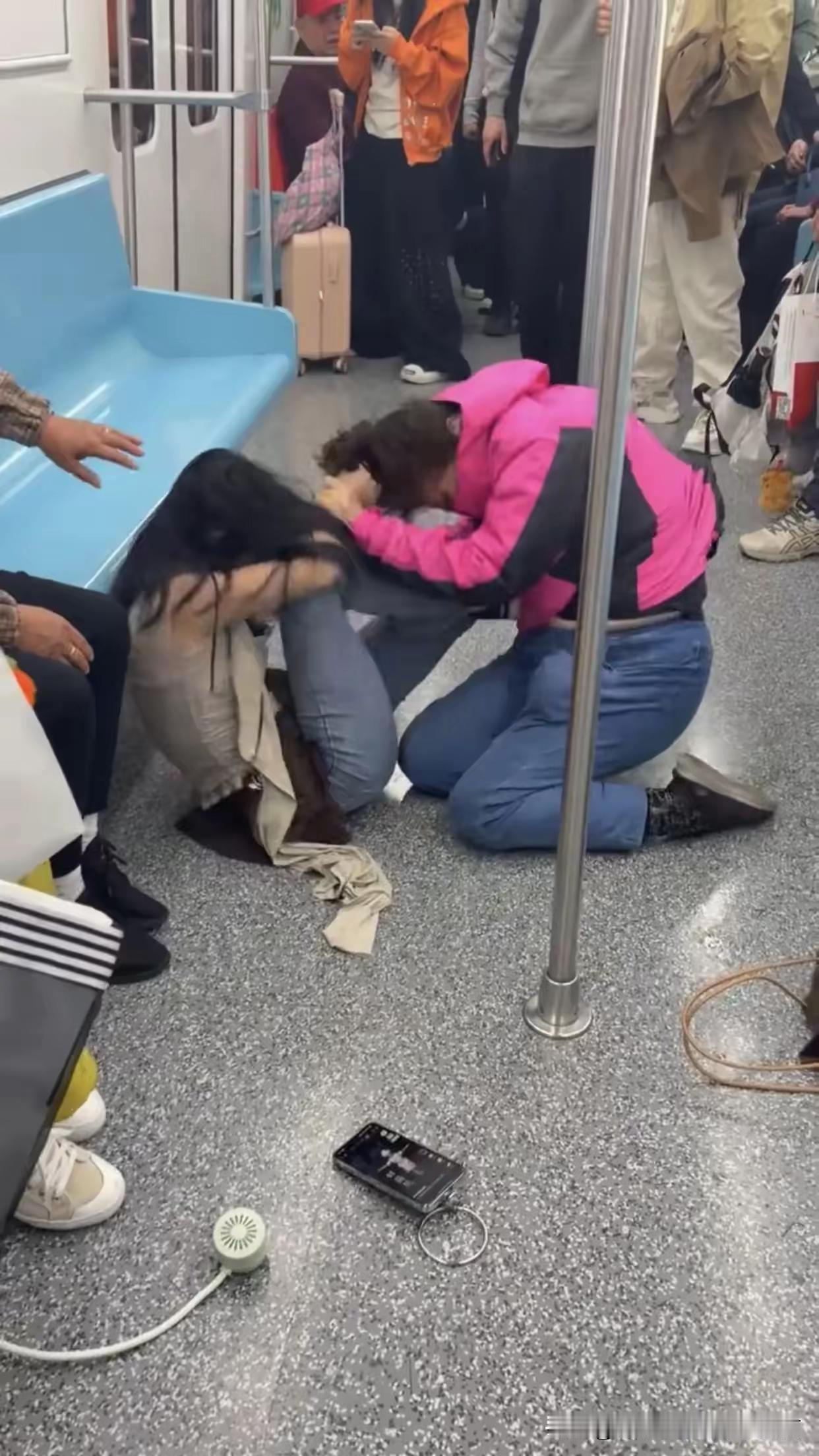 老年女性的战斗力不可小觑！上海地铁32岁中年女子与66岁老年大妈，只因一个座