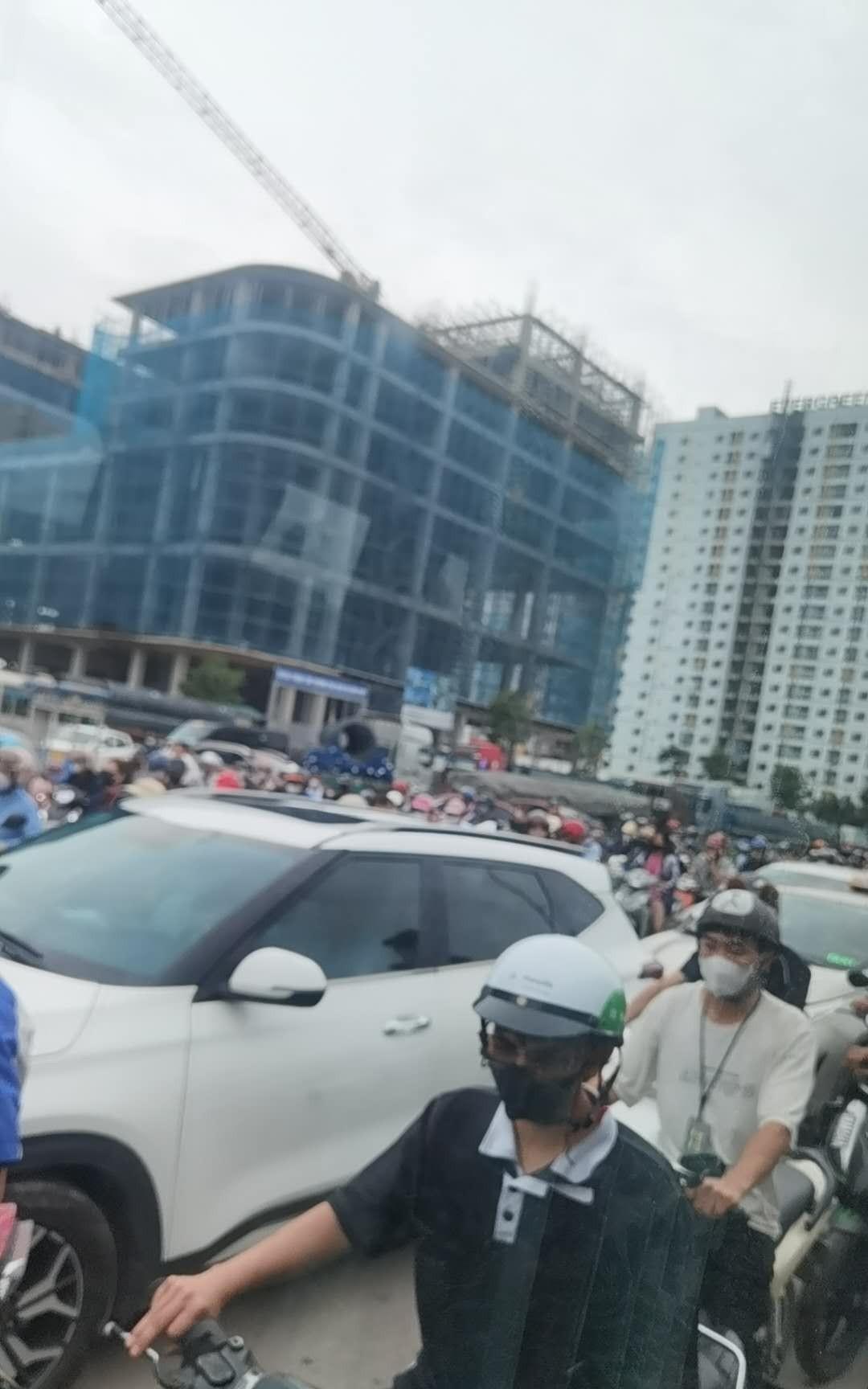越南的堵车能让你对怀疑人生，吐血。我7点10分出门，8点40分才到公司。正常情
