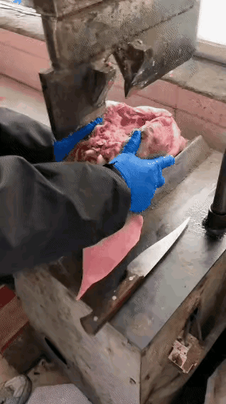 这个刀是真的厉害，冻过猪肉的人，才会知道这刀有多厉害。