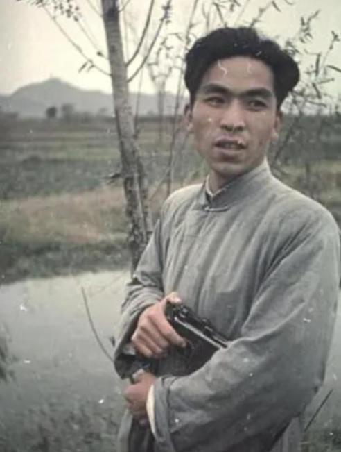 1947年，地下党被处决前拒绝吃房东送的断头饭：“我吃不下。”房东弯腰死死按住饭