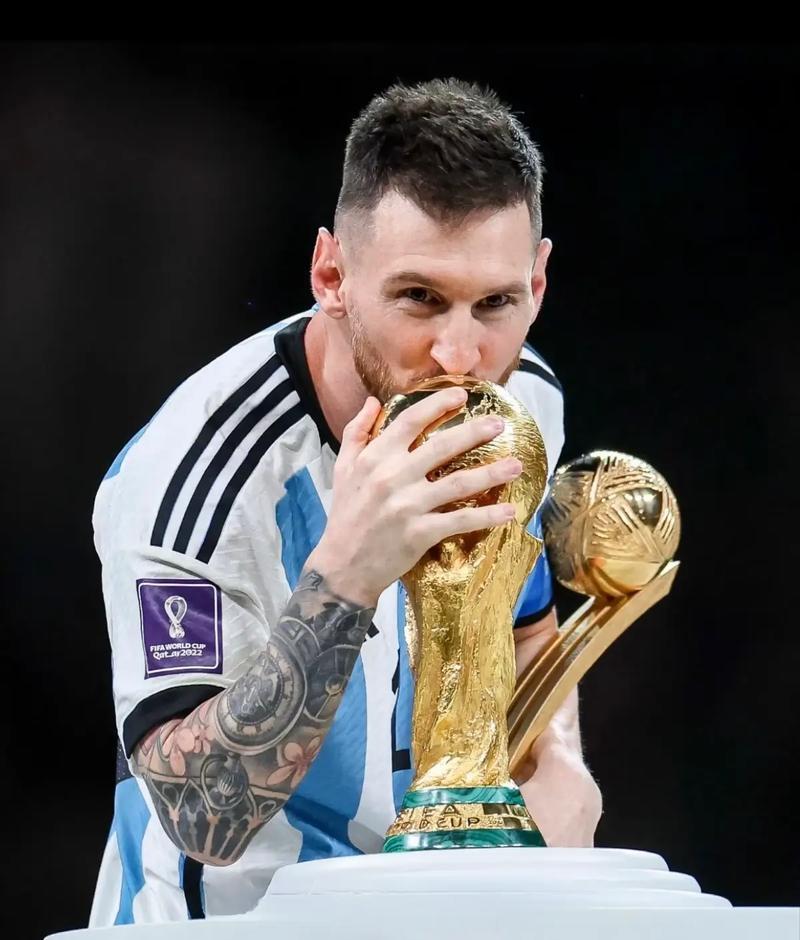 43岁的梅西还能踢2030世界杯？前英格兰前锋的疯狂预言，球迷吵翻了“43岁的