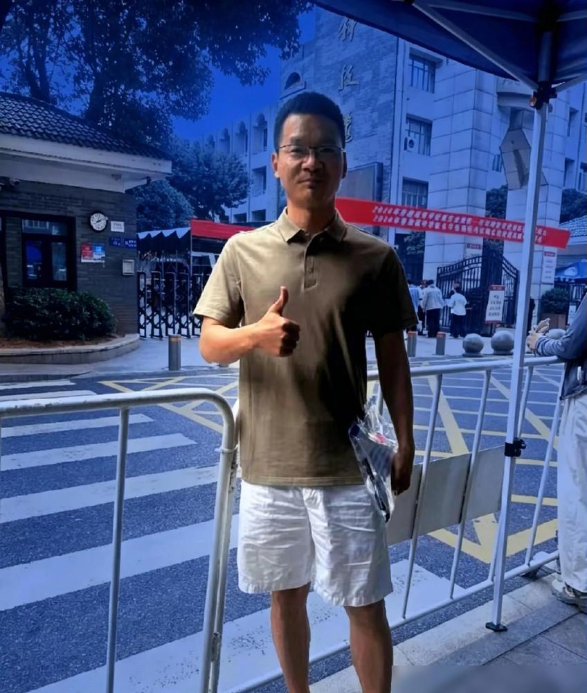 武汉一位高中数学老师，连续四年亲自报名参加高考，今年考完自己估了138分，最逗的
