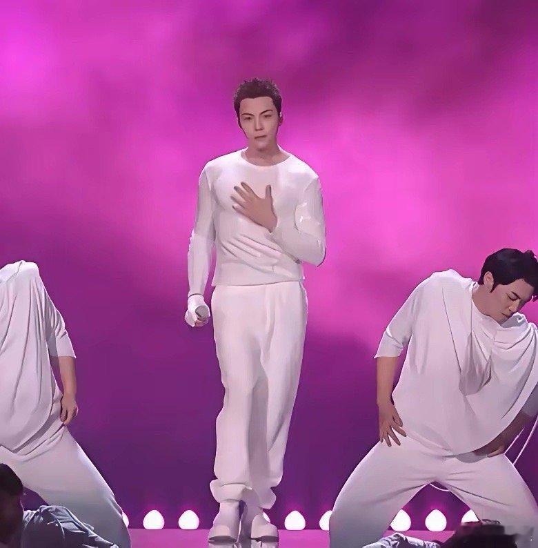 香奈儿也救不了秋衣昨晚跨年，陈伟霆一上台，弹幕齐刷：这哥把秋衣穿成高定。镜头拉近