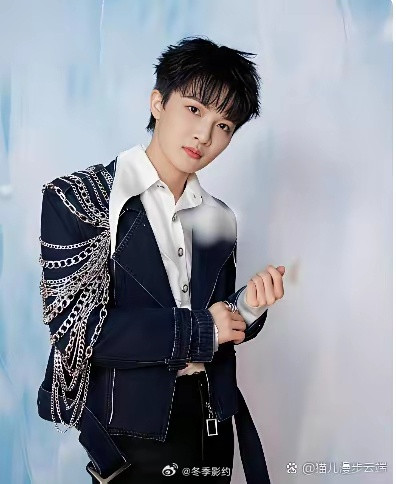 5600块钱，就让整个娱乐圈脸红了。春晚演完，周深没急着走，拿着一沓厚厚的红票子