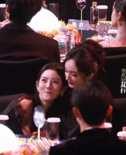 相信宋祖儿已经收敛了换谁被杨幂搂怀里都要笑昏了​​​