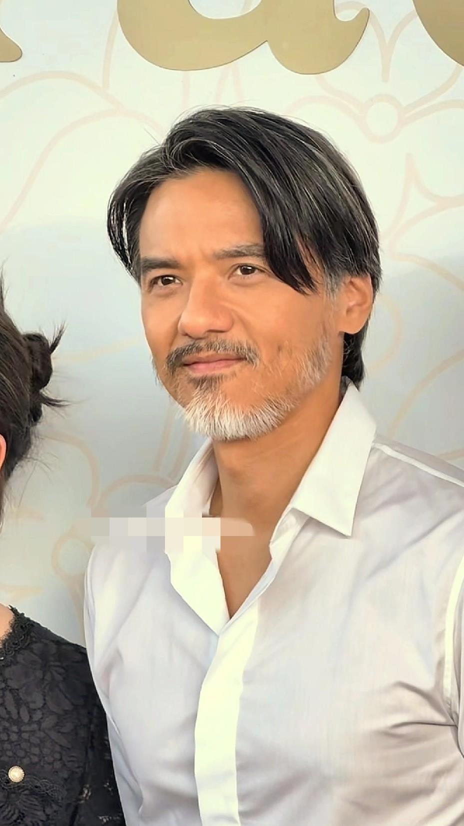 香港艺人冯德伦，须发皆白，变身“老绅士”，气场十足。