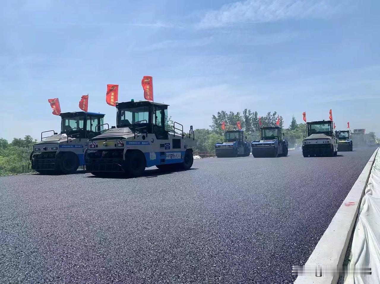 实拍合肥智能基建名场面S90芜合高速肥东支线迎来全新施工模式多台工程设备无人