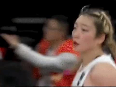 女篮亚洲杯的末节崩盘让人想起了上一届亚洲杯逆境之时李梦的表现。那场比赛，李梦末
