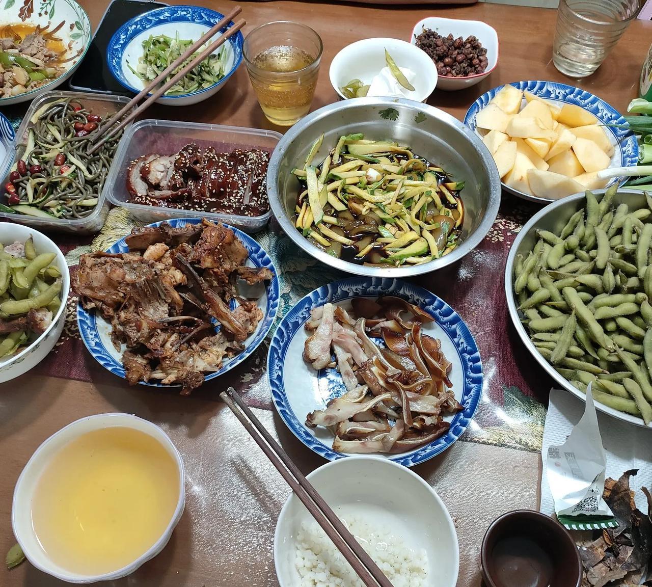 我今天中午到我姐家吃饭。我带了两样熟食，我姐又准备了几个菜，烀毛豆、凉拌黄瓜粉皮