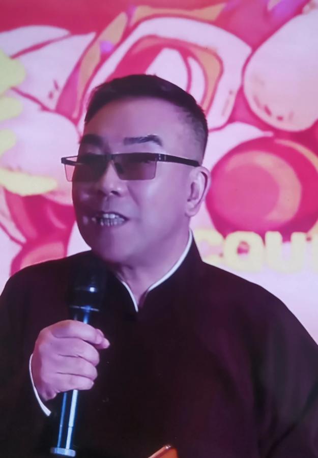 杨议折腾半年多拜师侯宝林，侯耀华前脚拍胸脯打包票，后脚直接改收徒大会了。天津相声