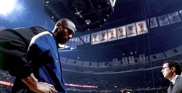 乔丹38岁复出打奇才，有一场对步行者手感差只拿6分，球队大比分落后，教练科林斯把