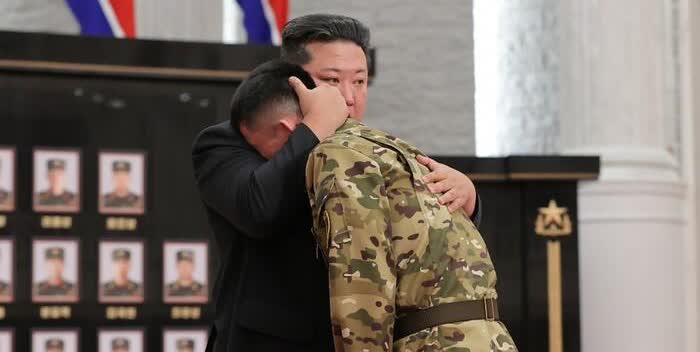 【金正恩重奖援俄烈士，101位英烈事迹震撼曝光：用肉身挡无人机，拉响光荣弹殉国】