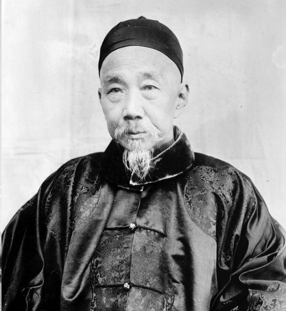 1873年杨乃武刚中举3个月，突然被判斩立决，姐姐背着黄榜2次进京申冤，可经过7