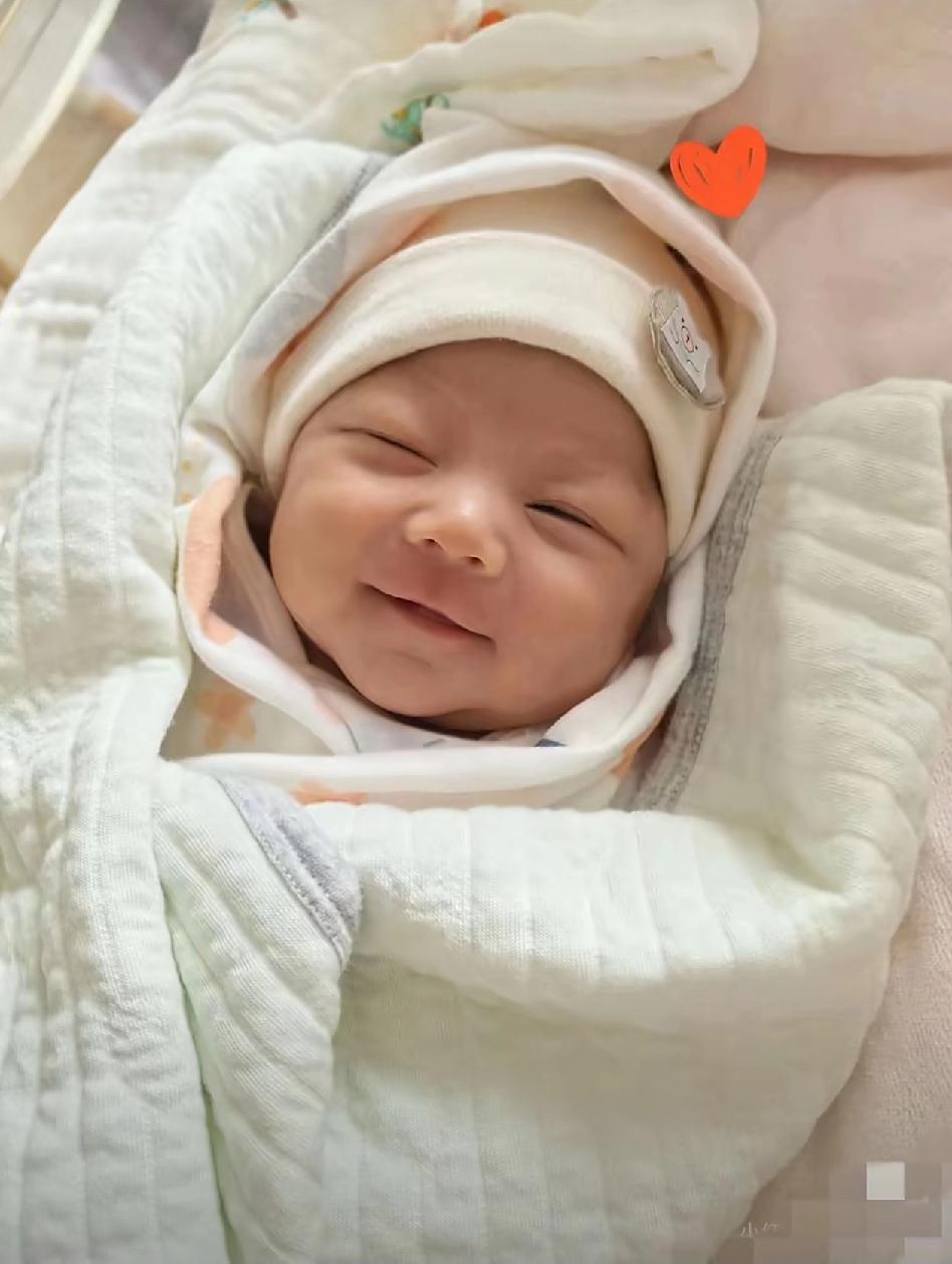 如今最幸福的，莫过于马筱梅了。她大方地晒出宝宝，再不必遮掩。爷爷奶奶立刻抱着