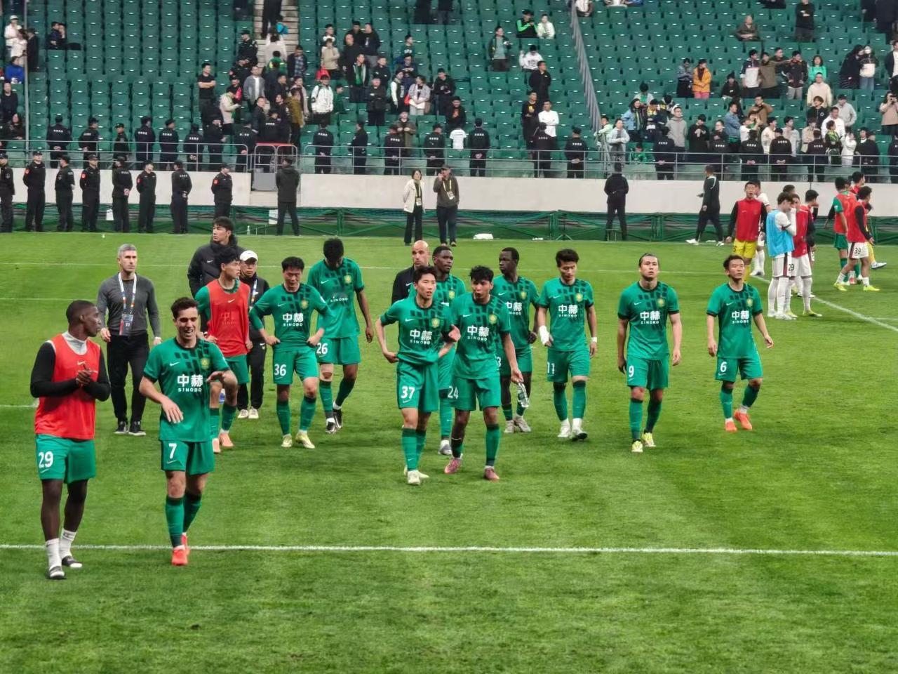 给邻居送温暖，国安球迷气炸？国安主场2比4输给天津，比赛还没结束，现场很多国安