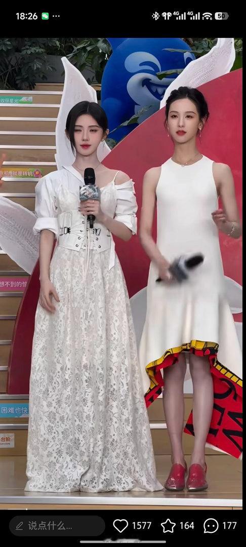 超级厚底➕内增高，说实在的垫的太夸张了，像霸王龙