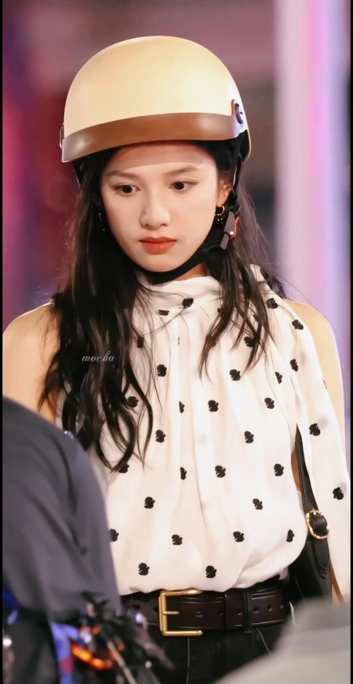 这个戴头盔的张婧仪太萌了怎么有人戴头盔都这么好看啊！​​​