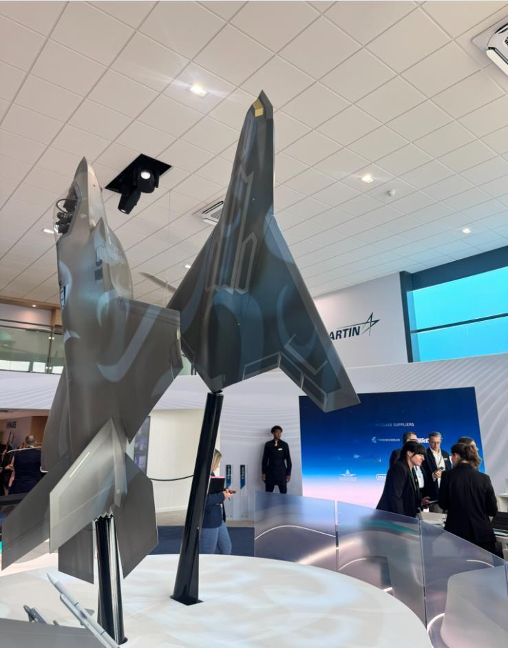 范保罗航展2026的美国军火商展台上出现了一种没有型号标识的隐身战机模型。📍和