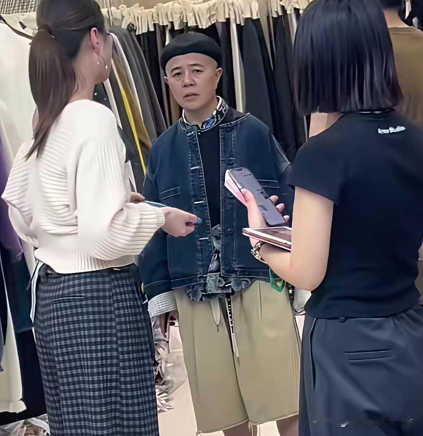 金龟子退休后真的好忙，活动不断，金龟子真的很有毅力，发型也是几十年不变，神奇的