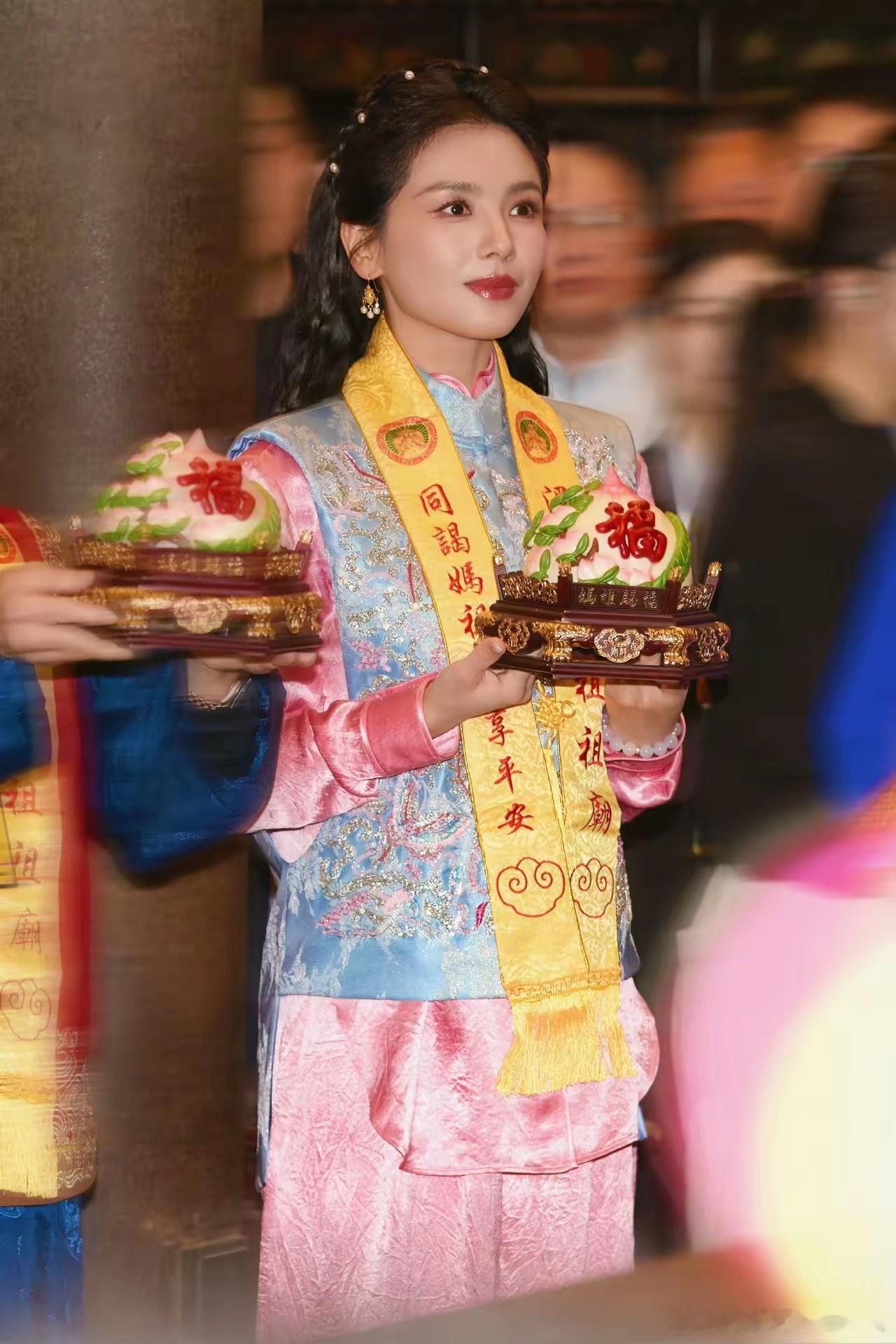 刘涛妈祖诞辰守夜作为妈祖文化全球推广大使，她从午夜守夜到次日春祭，全程庄重肃穆：
