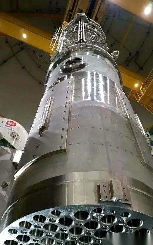 导弹把航母甲板炸个稀巴烂，上面的飞机、人、设备全完蛋。但你想看的大爆炸？核泄漏