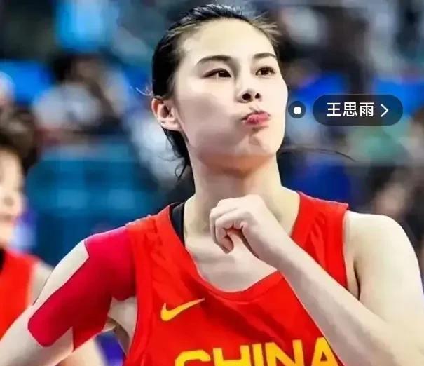 王思雨想退役？我完全不同意！女篮亚洲杯虽已过去，可季军的成绩实在让人意难平。赛后