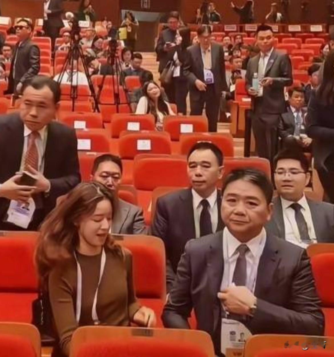 刘强东和章泽天罕见同框！今天，有记者拍到了他们两口子在一起的画面！他们两