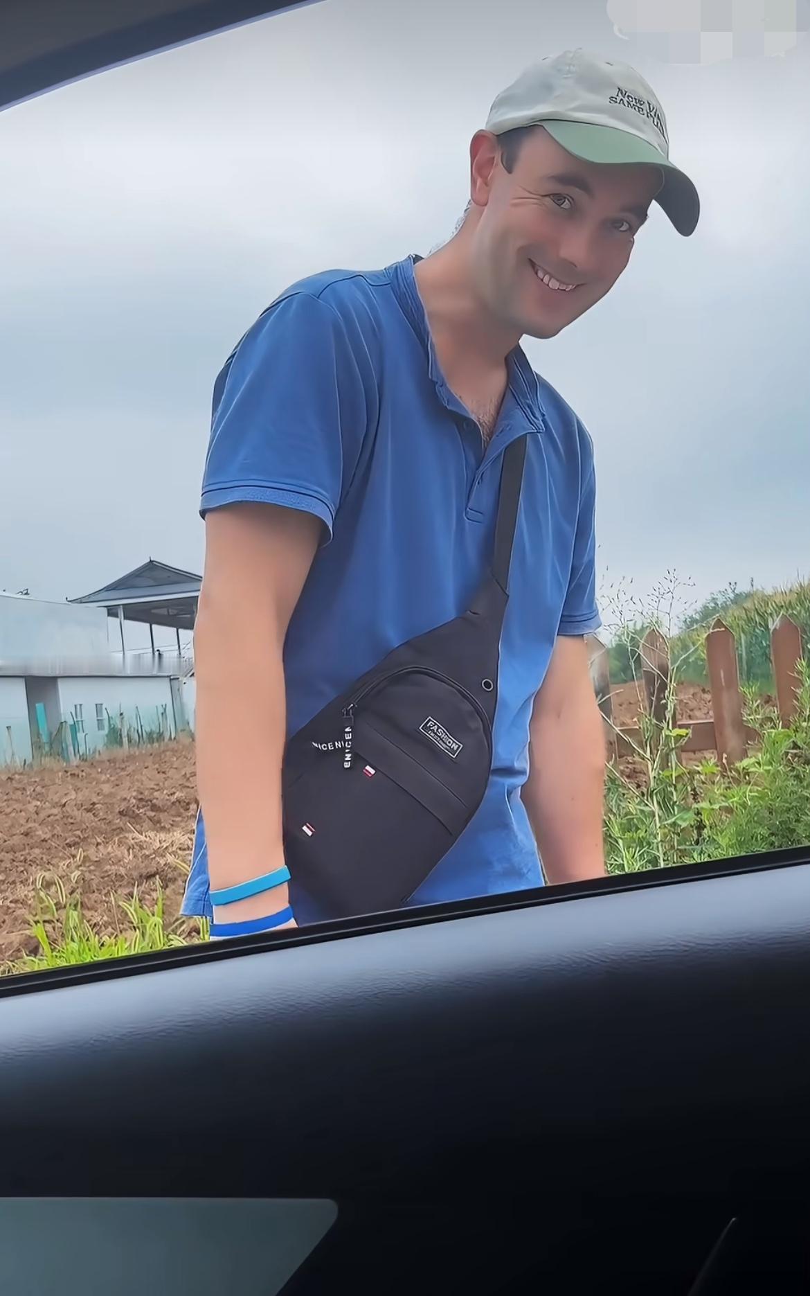 老外没钱想要搭便车被司机拒绝，他竟然反问“为什么”司机“你没有钱付不起车费，我