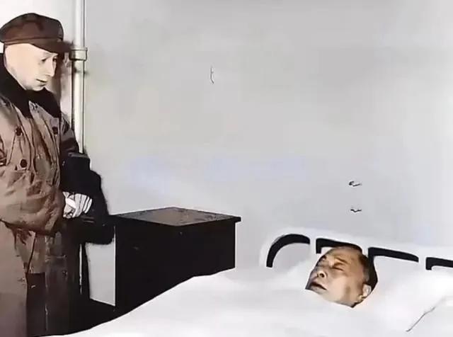 1971年，64岁的粟裕前往医院探望病重的陈毅，陈毅虚弱地说：“我儿子小鲁也长大