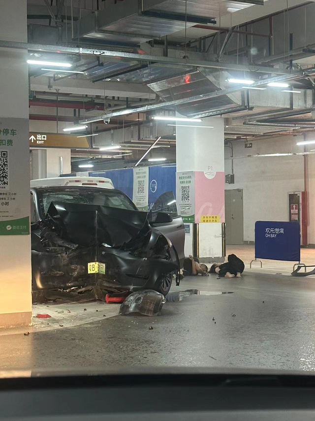 特斯拉是真的结实使使劲柱子就塌了准备去看摩天轮，这司机直直得开过来就怼柱子上了
