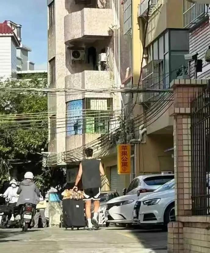 焦泊乔已返回广东宏远正式报道！据篮球媒体人传来消息，9月1日焦洎乔已从北京返回