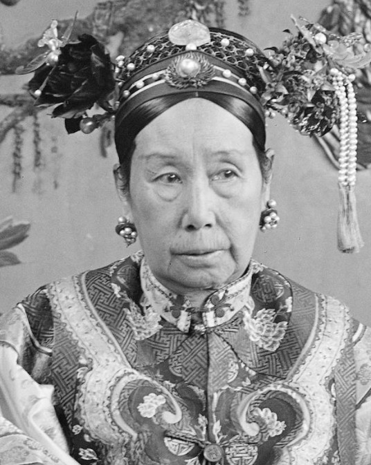1903年，慈禧将19岁的贴身宫女，嫁给60岁的老太监。洞房花烛夜，老太监一把