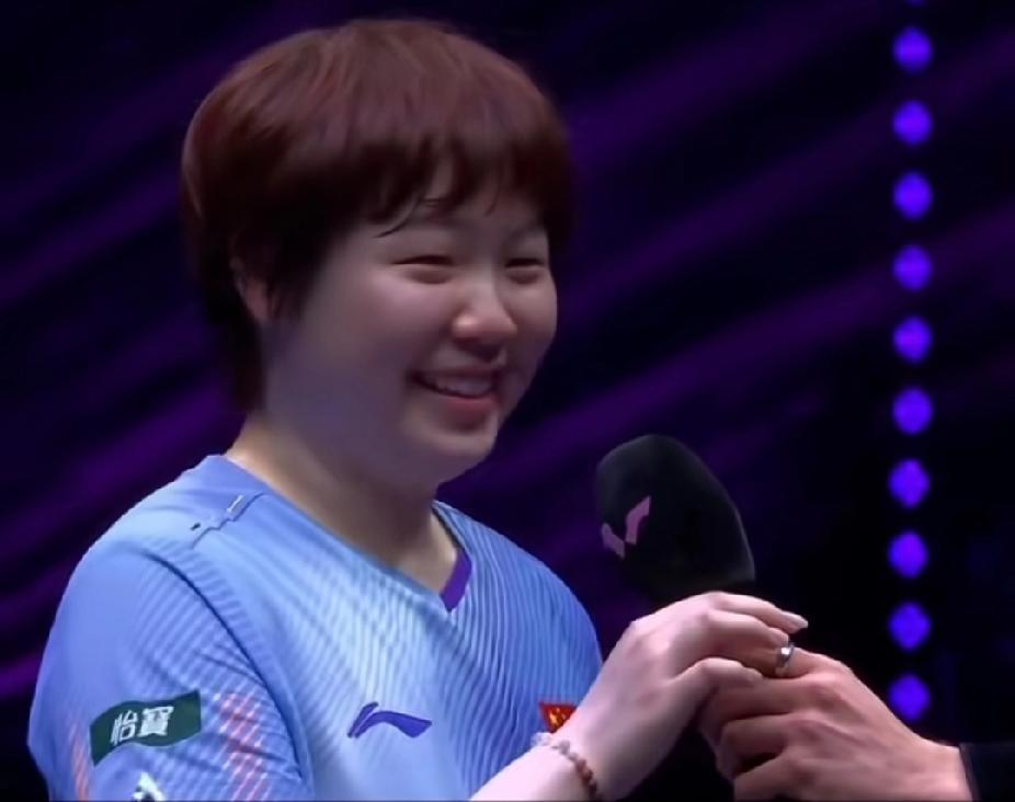 蒯曼：提到莎姐就笑，眼里全是光✨赛后采访被问到下一场对手，蒯曼笑着点头：“