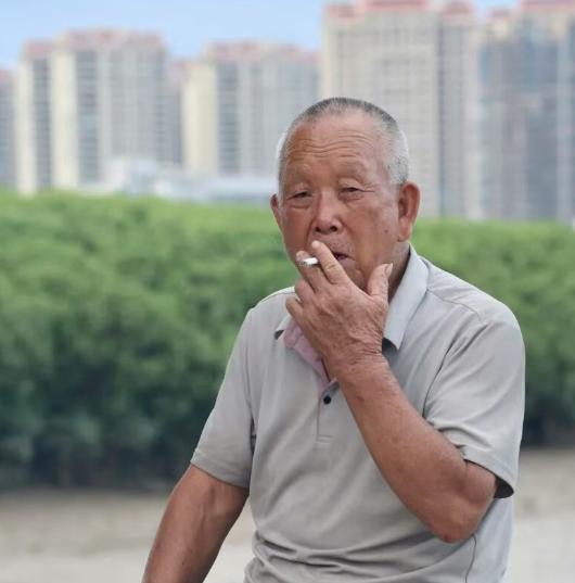 邻居大爷抽着烟，悠悠地冒出一句：“以前啊，男人追女人，大胆点，把生米煮成熟饭，女