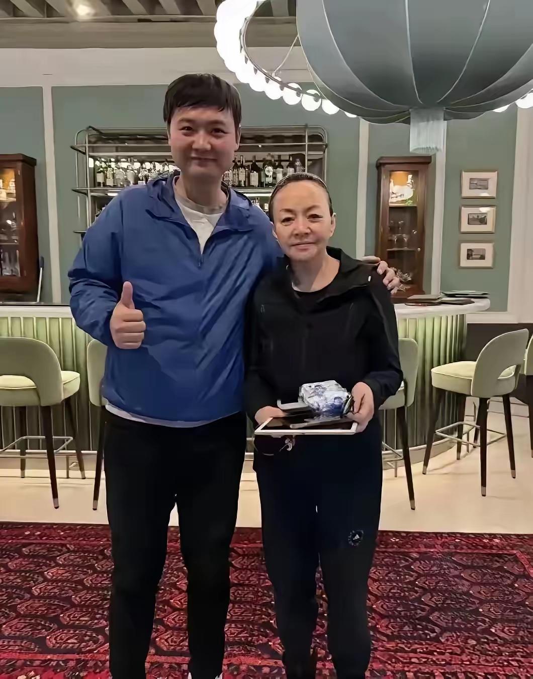 在餐厅吃饭偶遇一位明星你们认识她吗？她的演技扎实，就算是刘晓庆、王馥荔来了都