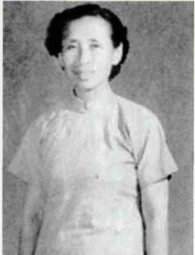 1932年，一个杂货铺老板娘白天出门倒垃圾，特务跟上去问她：“你这里面什么这么臭