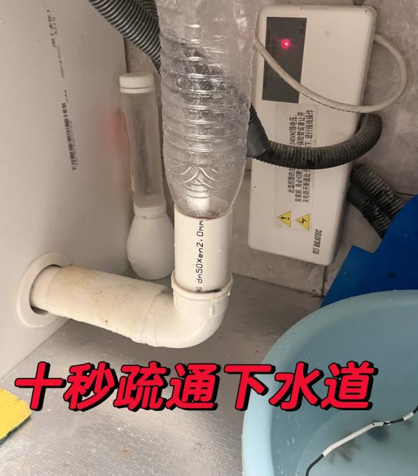 之前半夜厨房水槽堵了，油水混着菜叶子漫得满地都是，大晚上上哪儿找维修工去？自己试