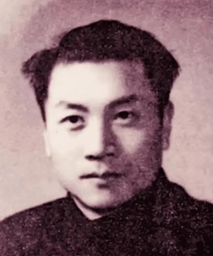 1944年，地下党员任远被俘，半夜，他悄悄叫醒狱友，对他说：“我受了重伤，活不了