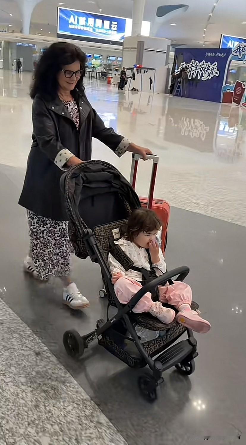 阿迪的妈妈回罗马尼亚了，阿迪和凯莉去送她，凯莉看到行李箱还以为爸爸要走，生气了还