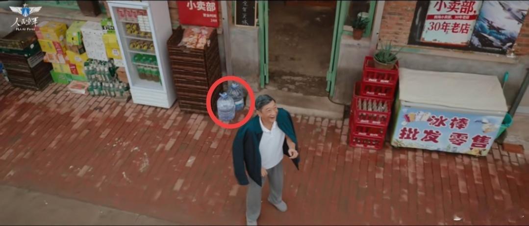 有人说这两桶水是暗示…太佩服这些人的想象力了