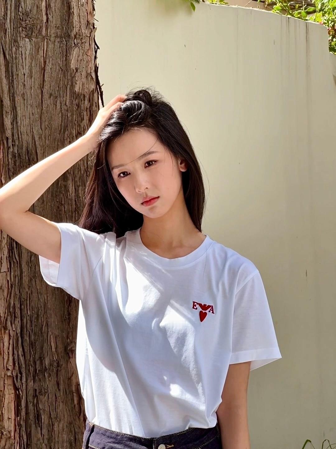 陈都灵私服白T好温柔​​​