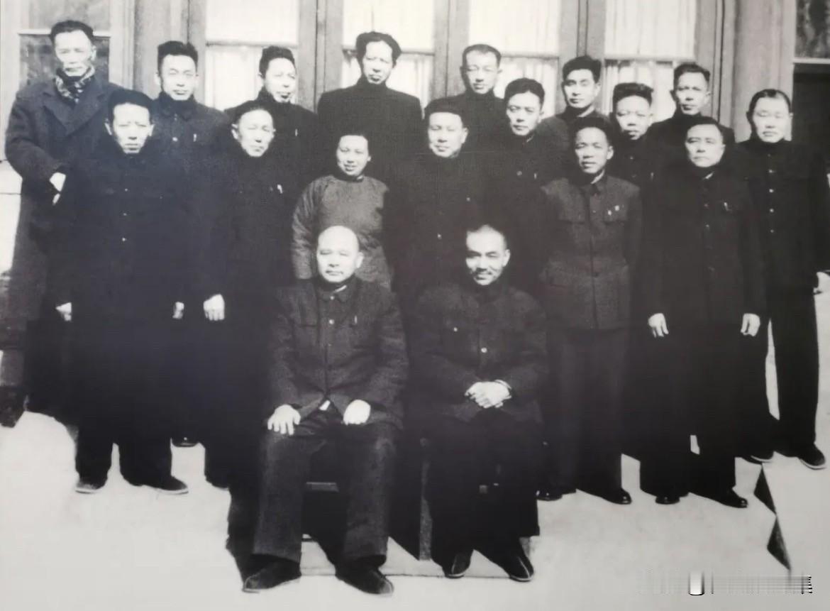 1961年，红二十五军军史编撰时，红二十五军出身的将领们合影。前排坐着的为长征时