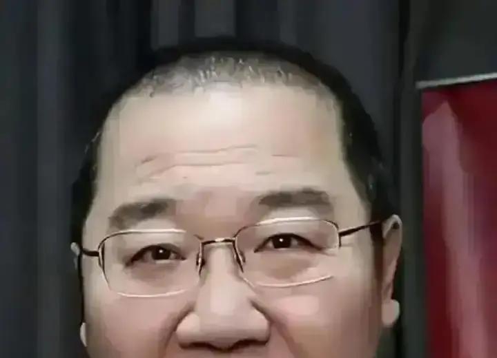 十年只公开说一句话的父亲，儿子却在镜头前为他泣不成声。英达评论全家福“都像妈妈